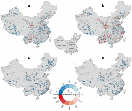 中國內陸水體CO2排放通量空間變化。（a）1980年代枯水期，（b）1980年代豐水期，（c）2010年代枯水期，（d）2010年代豐水期。